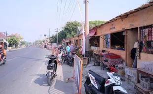 Pedagang Pasar Joglo Tetap Berjualan di Lokasi Pasar Darurat 