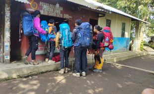 Wah, Jalur Pendakian Gunung Lawu Karanganyar Ramai pada Malam 1 Sura