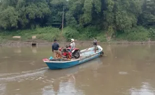 Jalan Pintas Nyebrang Bengawan Solo Tanpa Macet: Bisa Naik Perahu Hlo