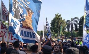 Suporter Persiku Kudus Demo Bupati, Apa Tuntutan Mereka?