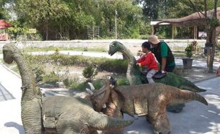 Ada Dinosaurus di Taman Potorono, Cuma Rp10.000 Kalau Berani Naik