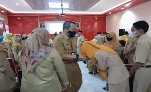 Tak Jadi Ditempatkan di Luar Wonogiri, 1 Calon PPPK Cium Tangan Bupati