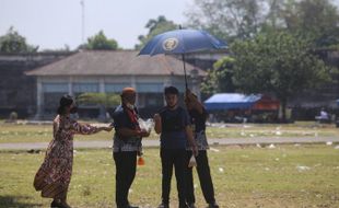 Momen Langka Calon Raja Solo Jajan Bakso dan Es Teh Dibungkus Plastik