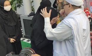 Jadi Penjamin Bebas Bersyarat, Ini Sosok Istri Habib Rizieq