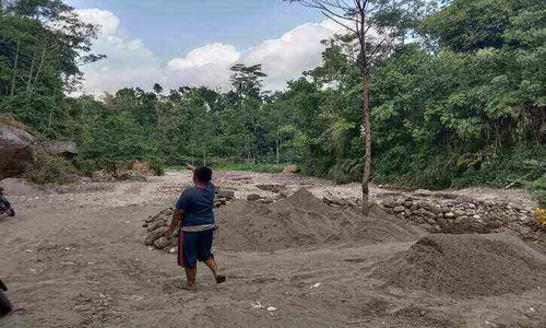 Semangat Kerja Keras Bocah Penambang Pasir Boyolali, Upah Rp25.000/Hari