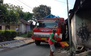 Waduh! Truk Besar Nyantol Atap Rumah Warga Teras Boyolali