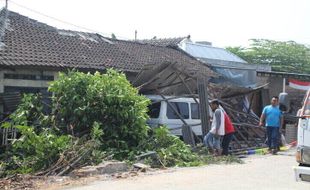 Kecelakaan Karambol, Truk Galon Hantam Pikap dan Rumah Warga Klaten