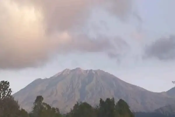 Gunung Raung Erupsi, Ketinggian Kolom Abu Capai 2.000 Meter