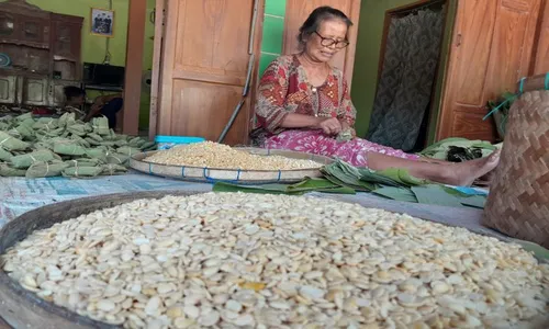 Nikmatnya Tempe Asal Desa Sambiroto Wonogiri Berbungkus Daun Jati