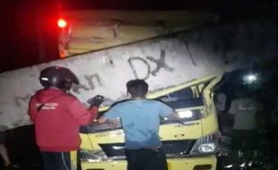 Brakk! Truk Boks Tabrak Talang Air di Atas Jalan Karanganyar