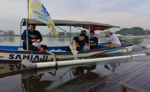 Dies Natalis, UT Surakarta Tebar 19.000 Bibit Ikan di Waduk Cengklik