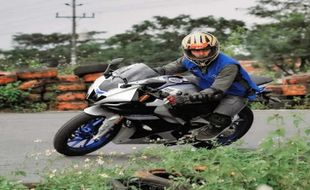 Keseruan bLU cRU Riding Experience All New R15 Connected Series