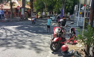 Motor Tabrak Mobil di Perempatan Timur Setda Grobogan, 2 Luka Parah