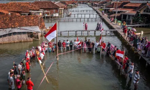 Akses Desa Tergenang Rob, Warga Timbulsloko Demak Galang Dana