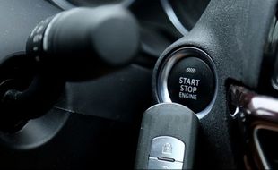 Cara Menyalakan Mesin Mobil saat Baterai Remote Keyless Lemah