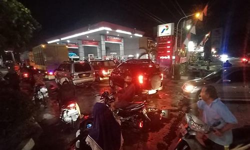 Isu Harga BBM Naik, Begini Antrean Kendaraan di SPBU Klodran Karanganyar