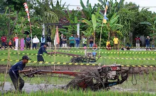 Seru! Begini Momen Adu Cepat Lomba Balap Traktor di Kebonarum Klaten