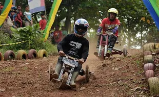 Potret Serunya Balapan Gerobak Pengangkut Rumput di Kendal Jateng