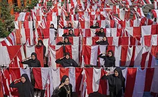 Sambut HUT RI, Pelajar di Temanggung Ikuti Aksi Cuci Bendera Massal