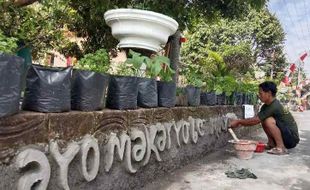 Kreatif! Warga Ampel Boyolali Bikin Tulisan Penyemangat di Pagar