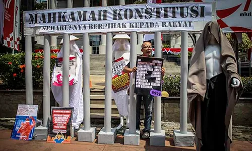 Datangi MK, Aktivis #BersihkanIndonesia Gelar Aksi Terkait UU Minerba