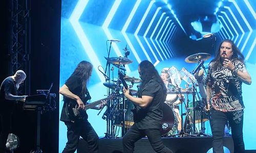 Konser Dream Theater, Dua Jam Hipnotis Ribuan Fans di Manahan Solo