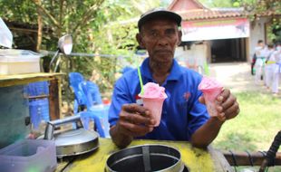 Sambut HUT RI, Warga Krakitan Klaten Bikin Es Puter Merah Putih