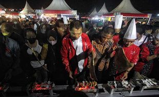 Buka SICF 2022, Wawali Bersama Warga Bakar Satai di Benteng Vastenburg