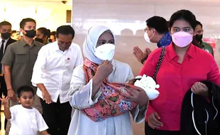 Jemput di RS, Ini Potret Ibu Negara Iriana Gendong Cucu Kelima Pakai Jarik