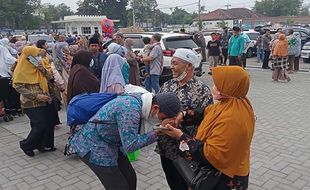 Tiba di Masjid Madaniyah, Jemaah Haji Karanganyar Disambut Keluarga