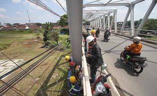 Pengencangan Baut Awali Proyek Rehabilitasi Jembatan Mojo Solo