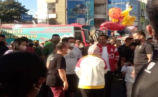 Presiden Jokowi di CFD Slamet Riyadi, Bagi-Bagi Balon dan Mainan