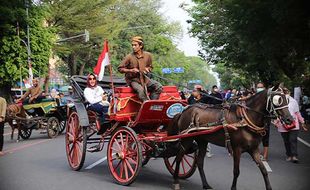 Bayar Rp30.000, Begini Asyiknya Berwisata Naik Kereta Kuda di CFD Solo