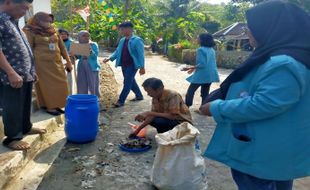 Mahasiswa KKN UNS di Johunut Wonogiri Sulap Limbah Daun Jati Jadi Kompos