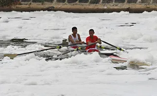 Ngeri! Atlet Dayung Jakarta Berlatih di Sungai Penuh Busa Limbah