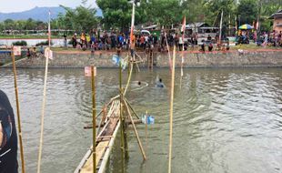 Byur! Peserta Lomba Meniti Bambu di Kalijaran Klaten Tercebur di Sungai