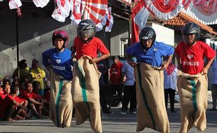 Seru! Aksi ODGJ Beradu Cepat Lomba Balap Karung di Liponsos Surabaya