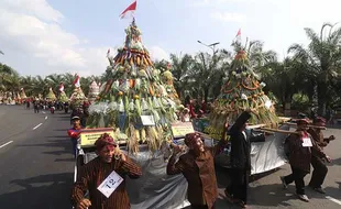 77 Gunungan Hasil Bumi Dikirab di SLG Kediri Jatim, Meriahkan HUT RI