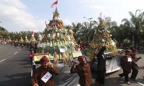 77 Gunungan Hasil Bumi Dikirab di SLG Kediri Jatim, Meriahkan HUT RI