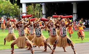 Tari Isosolo & Inong Bale Meriahkan Upacara Penurunan Bendera di Istana