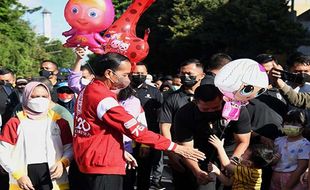 Momen Presiden Jokowi, Ibu Negara & Jan Ethes Bagi Balon di CFD Solo