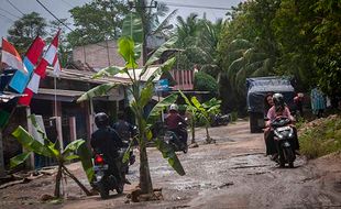 Tak Kunjung Diperbaiki, Warga Lebak Tanam Pohon Pisang di Jalan Rusak