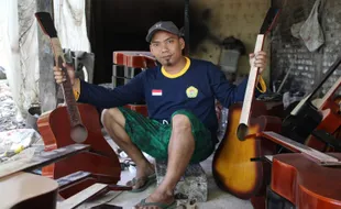 Pria Lulusan SD di Bener Klaten Ini Ahli Bikin Gitar tapi Tak Jago Memainkannya