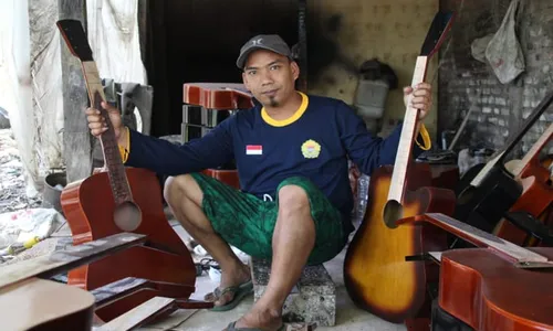 Pria Lulusan SD di Bener Klaten Ini Ahli Bikin Gitar tapi Tak Jago Memainkannya