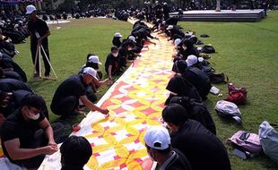 Mahasiswa Baru UNS Solo Pecahkan Rekor MURI Warnai Kain Batik Kawung Terpanjang