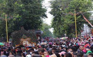 Atraksi Ekstrem di Kirab Reog Klaten Bikin Ngeri Penonton