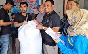 Pengusaha Masaran Sragen Bagi-Bagi Alat Rumah Tangga Hadiah 17-an