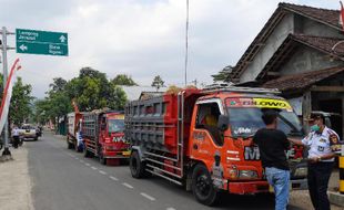 Dilema Truk Dump di Sragen, Bikin Jalan Rusak tapi Jadi Sumber Ekonomi Warga