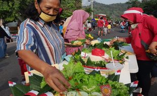 Lomba Rampung, Pengunjung CFS Wonogiri Langsung Serbu Tumpeng Merah Putih