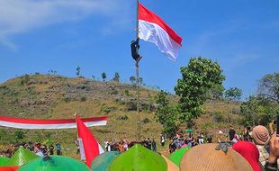 Unik! Upacara HUT RI, Warga Samin Kibarkan Bendera dengan Dipanjat